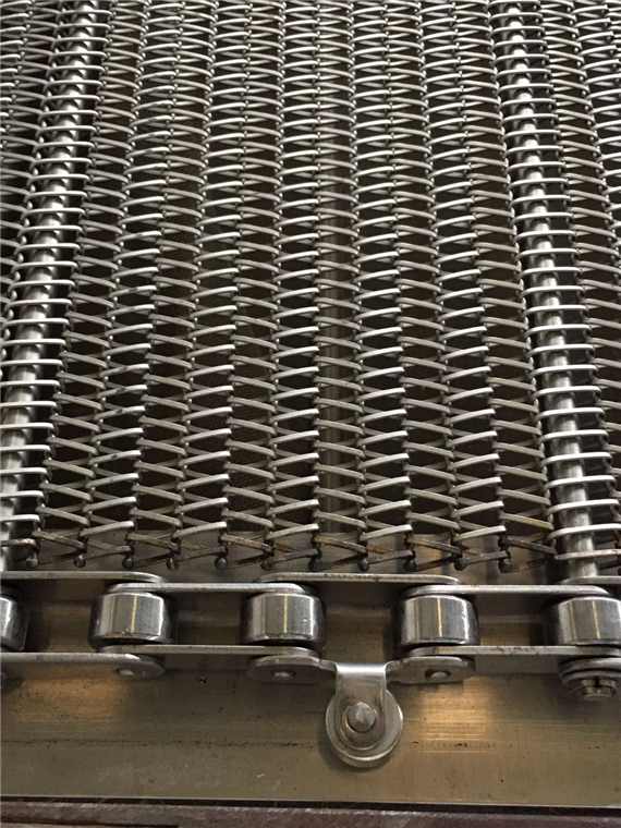 Low-Maintenance Chain Drive Belt with Self-Lubricating Links